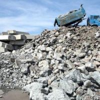 移動(dòng)式破碎機(jī)建筑垃圾處理廢物再利用，需要政企共同努力解決